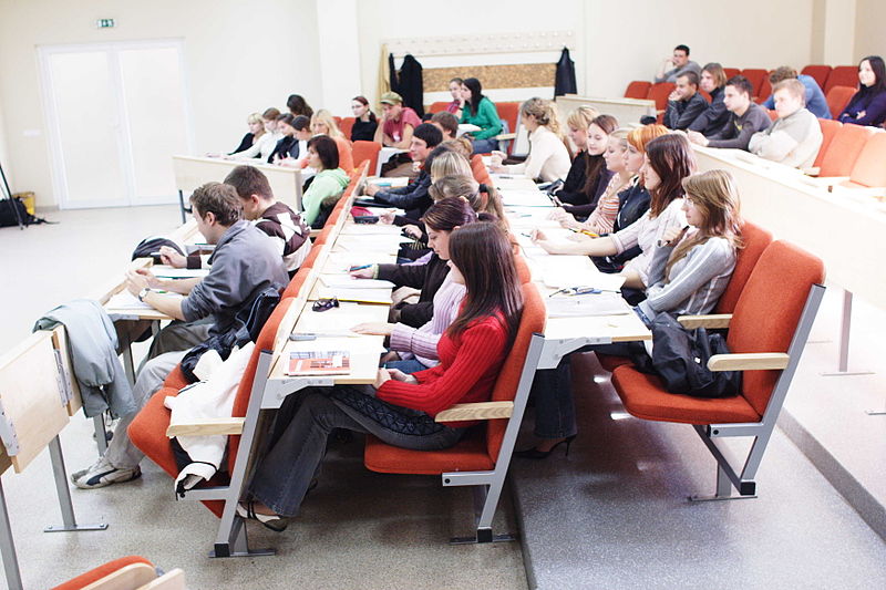 800px-Class in IBS Vilnius Universityautor Vyckal